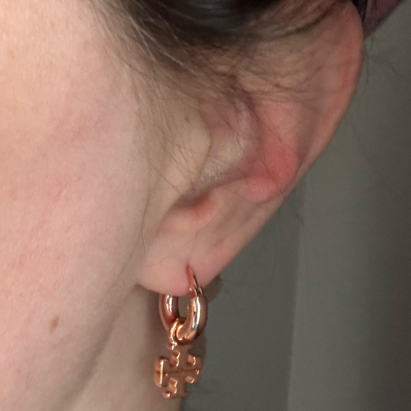 TORY BURCH ROSE GOLD KIRA LOGO HUGGIE HOOP EARRINGS - Picture 9 of 10